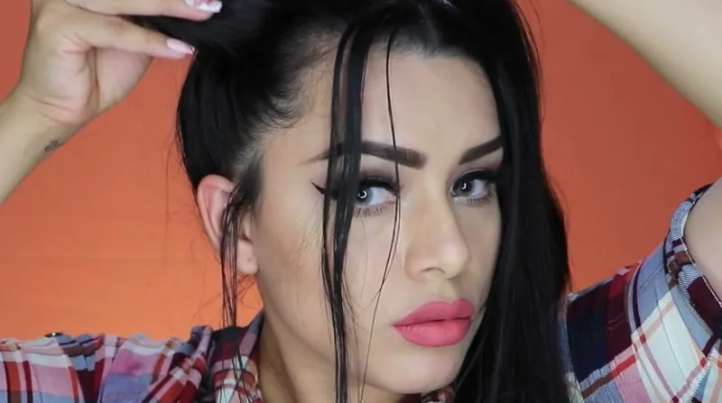 Manos levantando el cabello de la coronilla para dar volumen