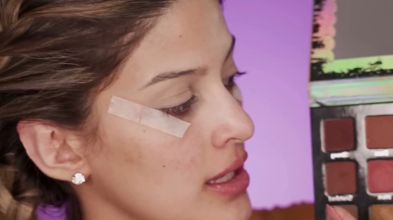 Adhesivo colocado bajo el ojo como guía para el rabito